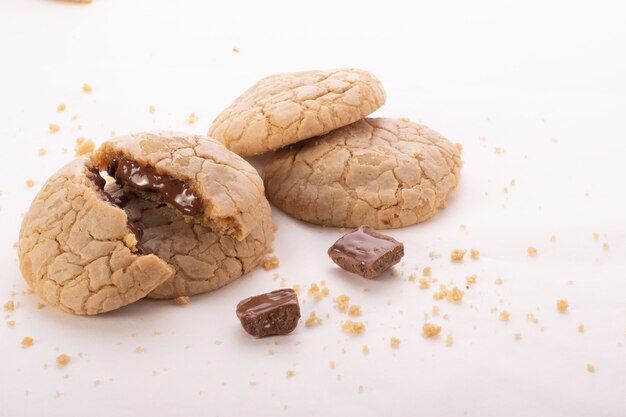 Galletas con chispas de chocolate sobre fondo blanco.