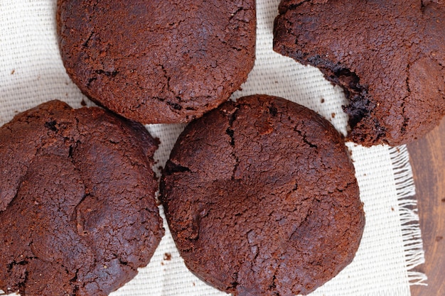 Galletas con chispas de chocolate sobre una toalla