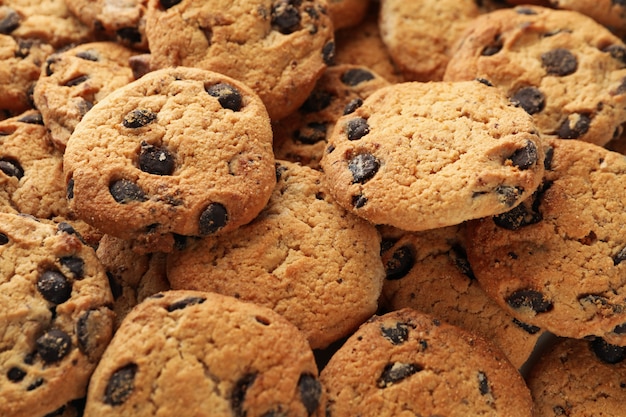 Galletas de chispas de chocolate en todo el fondo. Textura de fondo