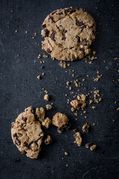 Galletas de chispas de chocolate tradicionales en vista superior de la mesa negra