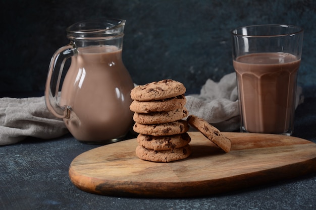 Galletas de chispas de chocolate con vaso de sabrosa leche con chocolate