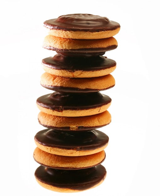 Galletas de chocolate aisladas en blanco