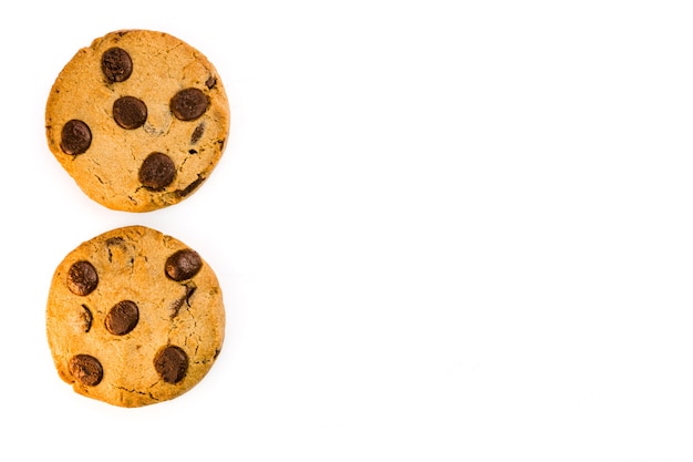 Galletas de chocolate aisladas sobre fondo blanco. Macro de primer plano. Enfoque selectivo.