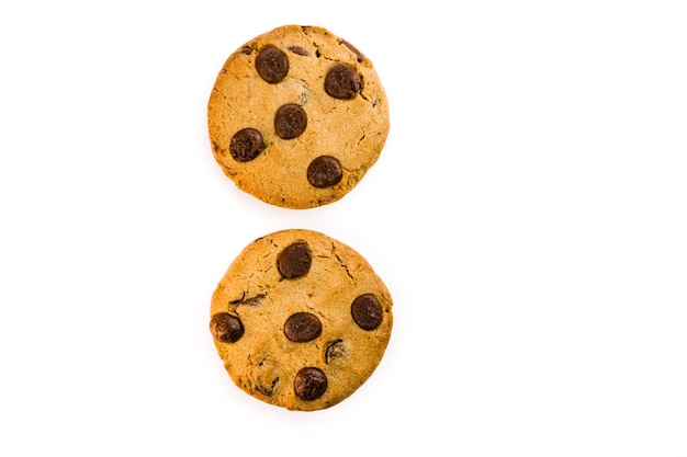 Galletas de chocolate aisladas sobre fondo blanco. Macro de primer plano. Enfoque selectivo.