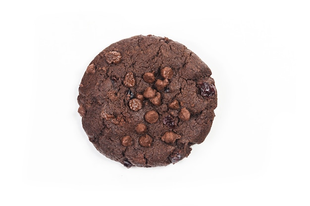 Galletas con chocolate aisladas sobre fondo blanco