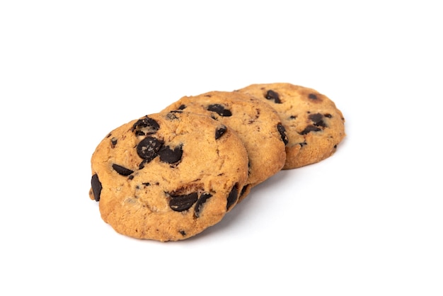 Galletas con chocolate aislado en blanco.