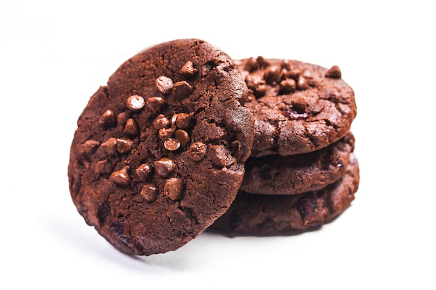 Galletas con chocolate aislado sobre fondo blanco