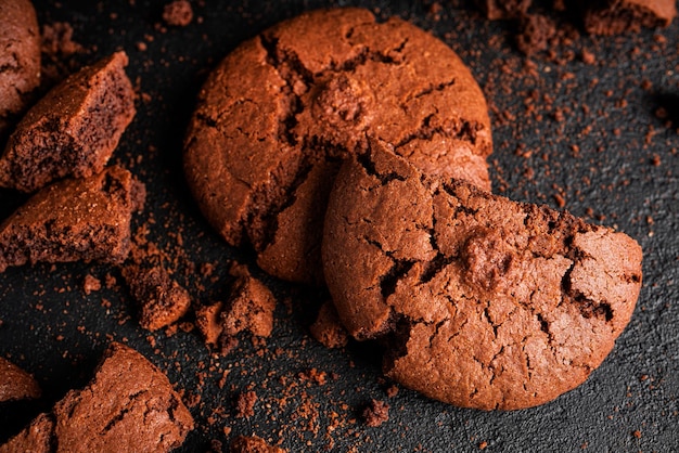 Galletas de chocolate americano sobre fondo oscuro. Galletas rotas. foto de alta calidad