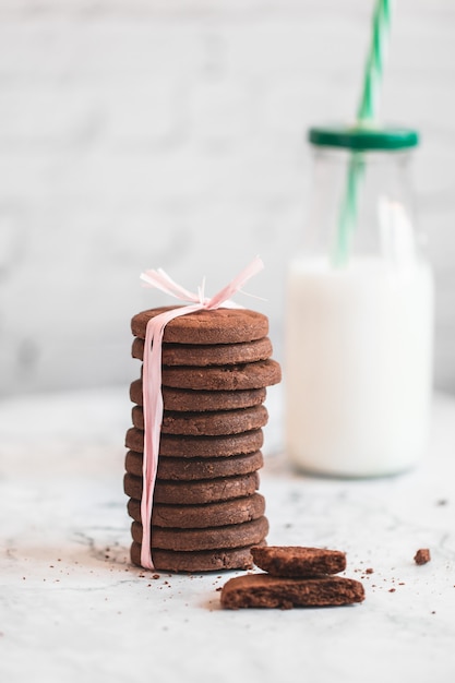 galletas de chocolate apiladas en la mesa