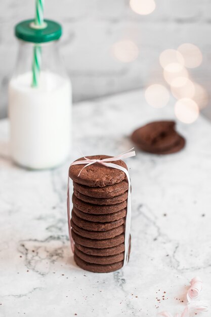 galletas de chocolate apiladas en la mesa