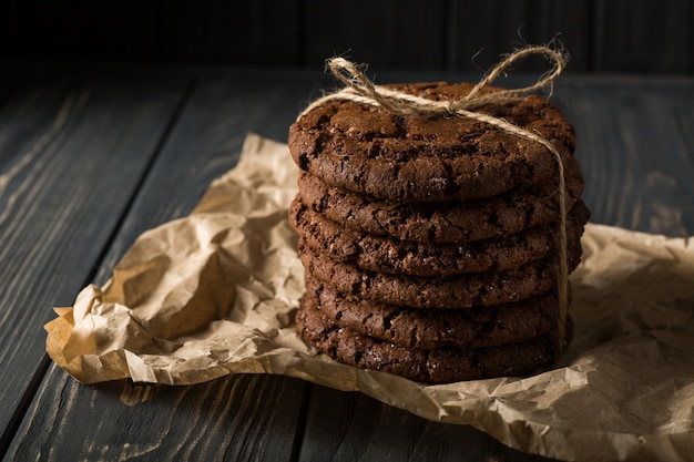 Galletas de chocolate apiladas en papel artesanal