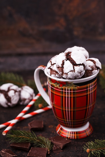 Foto galletas de chocolate arrugas en un festivo