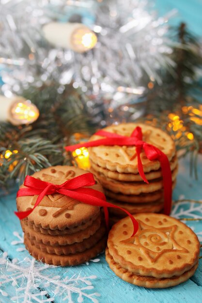 Galletas de chocolate atadas con una cinta roja