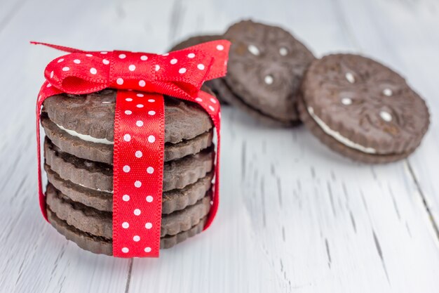 Galletas de chocolate atadas con cinta roja