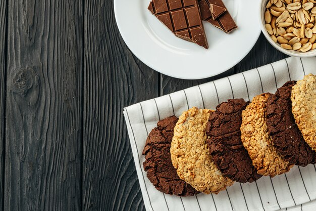 Galletas de chocolate y avena en la mesa de madera oscura