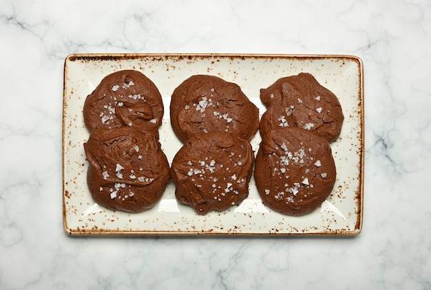 Galletas de chocolate brownie en la placa blanca.