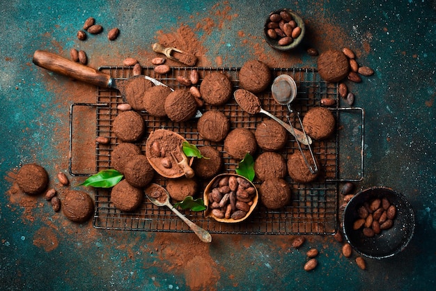 Galletas de chocolate cacao en polvo chocolate y granos de cacao Dulces pasteles brownies Sobre un fondo oscuro Vista superior