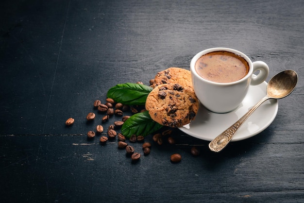 Galletas de chocolate con café y avena sobre un fondo de madera Granos de café Vista superior Espacio libre para texto