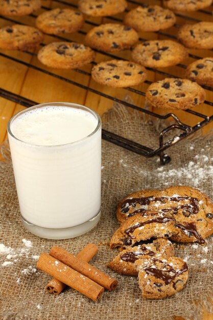 Galletas de chocolate en la cocción con vaso de leche cerrar