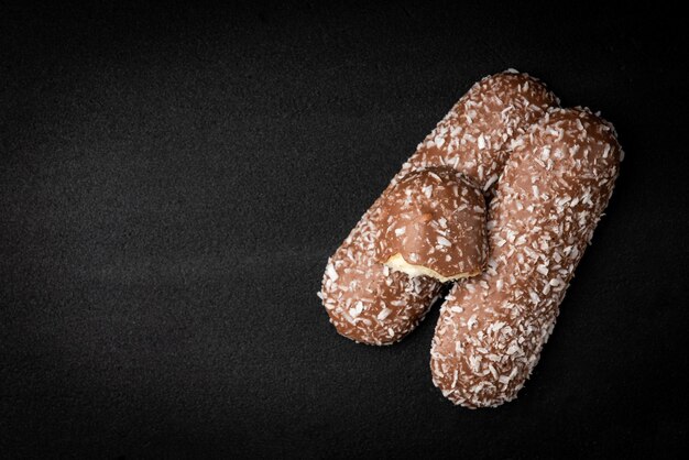 Galletas de chocolate con coco sobre negro.