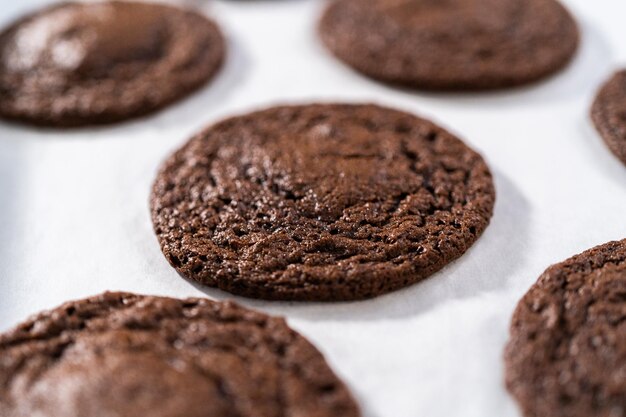 Foto galletas de chocolate con corazones de chocolate