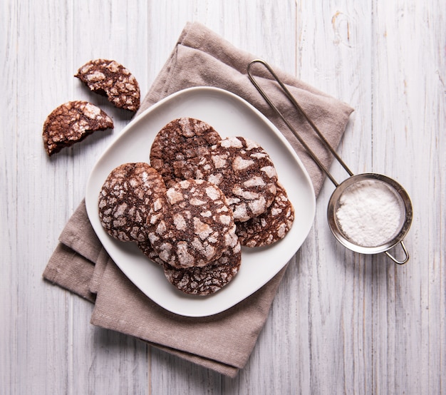 Galletas de chocolate craqueladas en una vieja mesa de madera