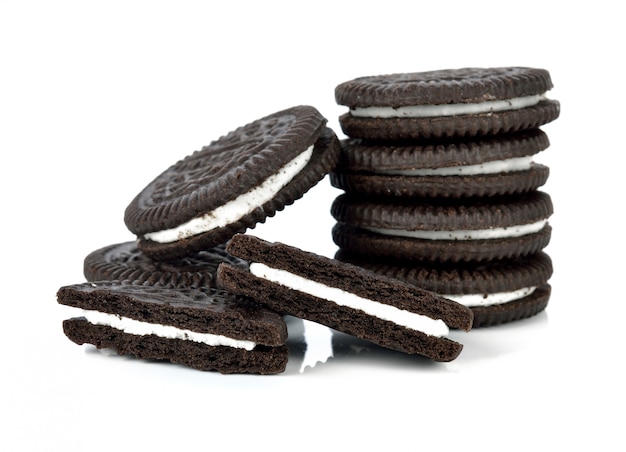 Foto galletas de chocolate con crema aislado en blanco