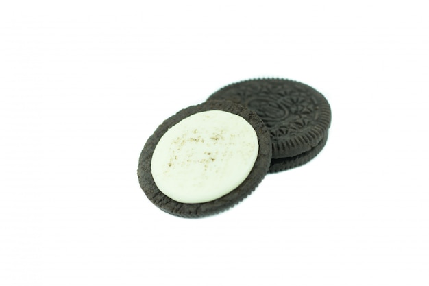 Galletas de chocolate con crema de archivo aislado en blanco