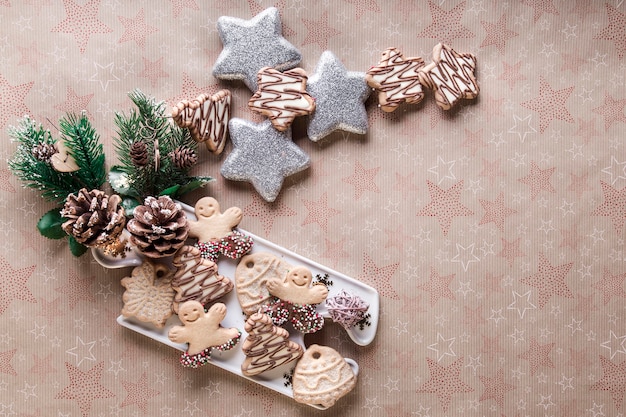 Galletas con chocolate y decoración navideña. Postre para la cena de Navidad, galletas para compartir en familia