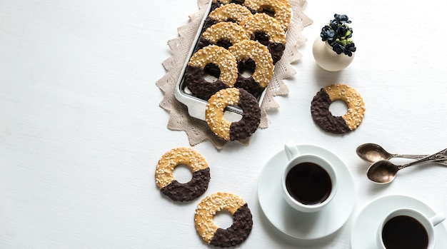 Galletas de chocolate con dos tazas de café.