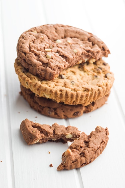 Galletas de chocolate dulce sobre mesa blanca