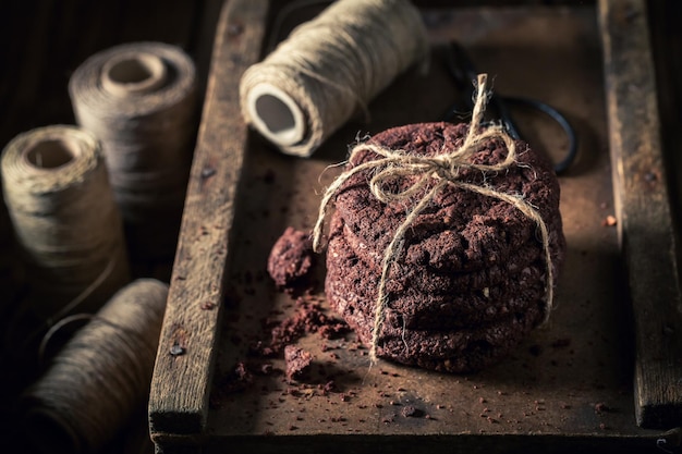 Galletas de chocolate dulces y caseras como merienda navideña