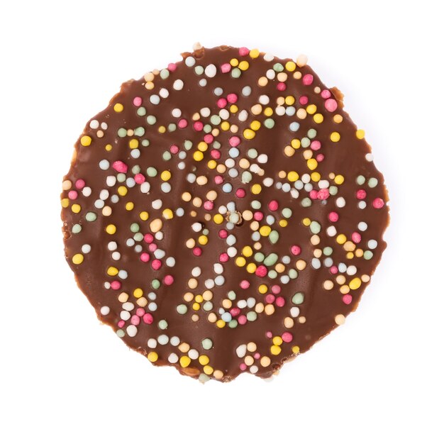 las galletas de chocolate espolvorean aisladas sobre fondo blanco.