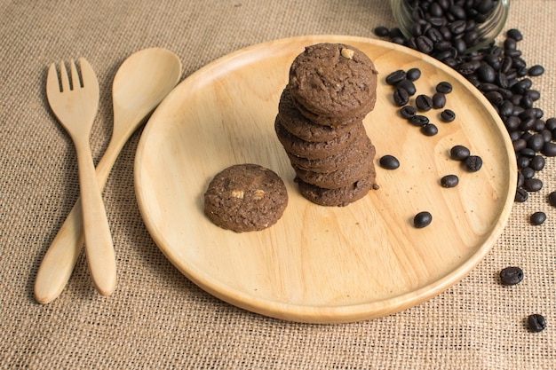 galletas de chocolate en el fondo de madera