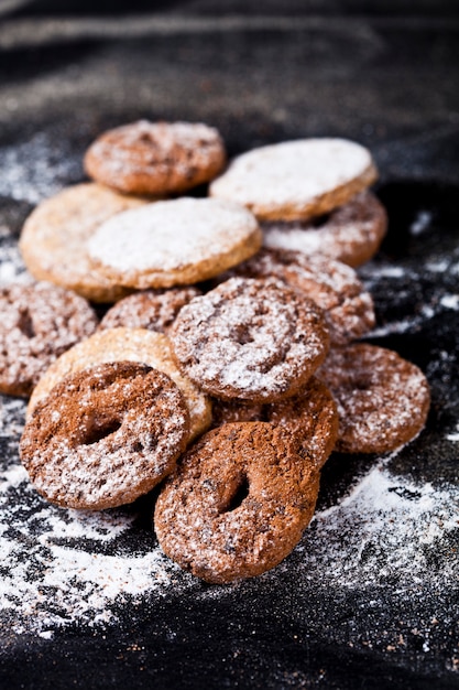 Galletas de chocolate y galletas de avena frescas con azúcar en polvo montón