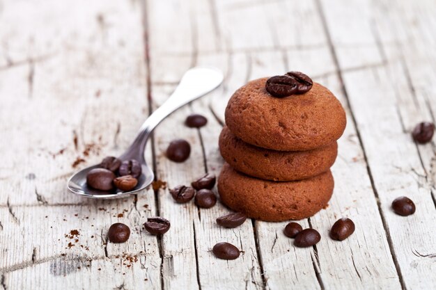 Galletas de chocolate y granos de café