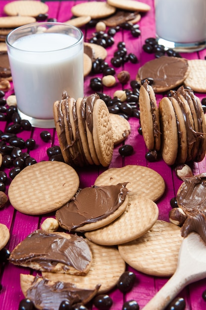 galletas con chocolate y leche para el desayuno