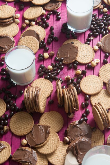 Foto galletas con chocolate y leche para el desayuno