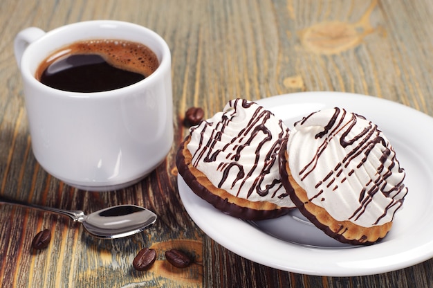 Galletas de chocolate con malvavisco y taza de café