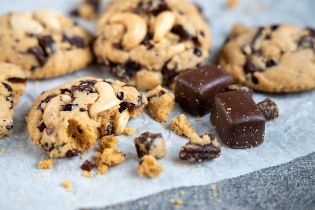 Galletas de chocolate en mesa gris