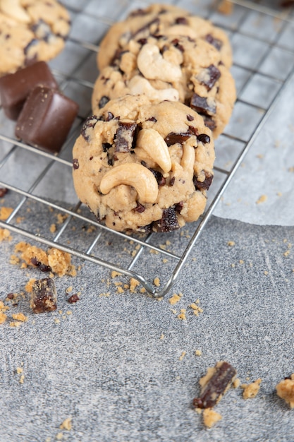 Galletas de chocolate en mesa gris