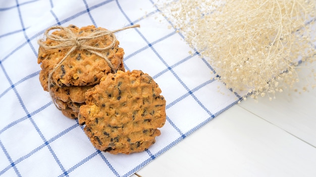 Galletas de chocolate en una mesa de madera blanca.