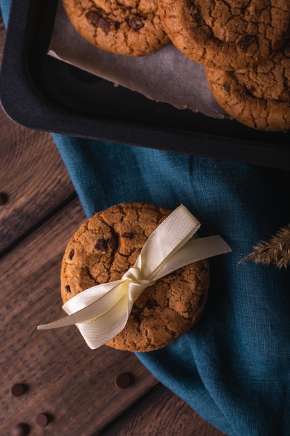 Galletas de chocolate en una mesa de madera decorada con una servilleta azul