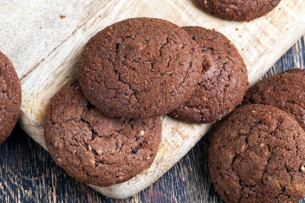 Galletas de chocolate en una mesa de madera