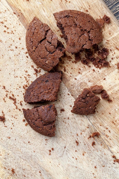 Galletas de chocolate en una mesa de madera