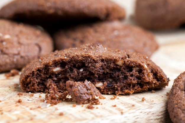 Galletas de chocolate en una mesa de madera