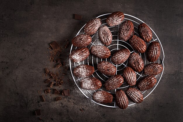 Galletas de chocolate en la mesa oscura