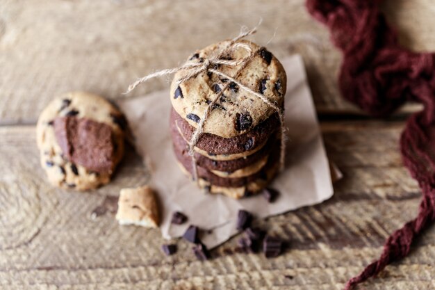 Galletas de chocolate en la mesa rústica de madera. Galletas caseras. Pila de sabrosas galletas de chocolate