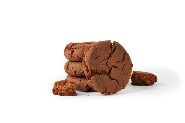 Galletas de chocolate oscuro horneadas Galletas desmoronadas grietas en blanco Imagen que se utiliza para el diseño de menús comerciales