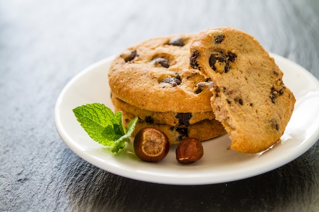 Galletas de chocolate en un plato blanco